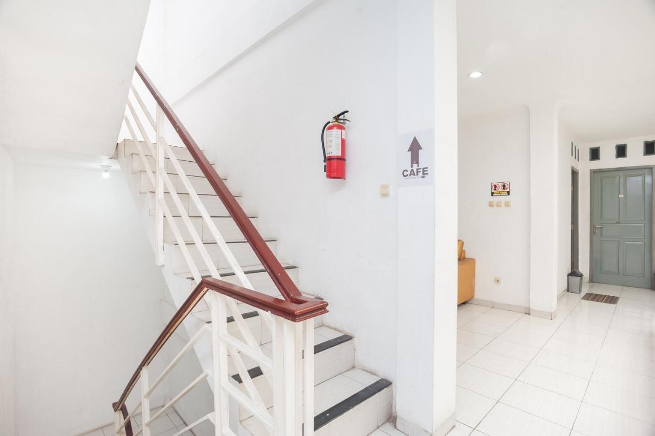 Reddoorz Syariah Near Grand Galaxy Park Ceger Exterior foto
