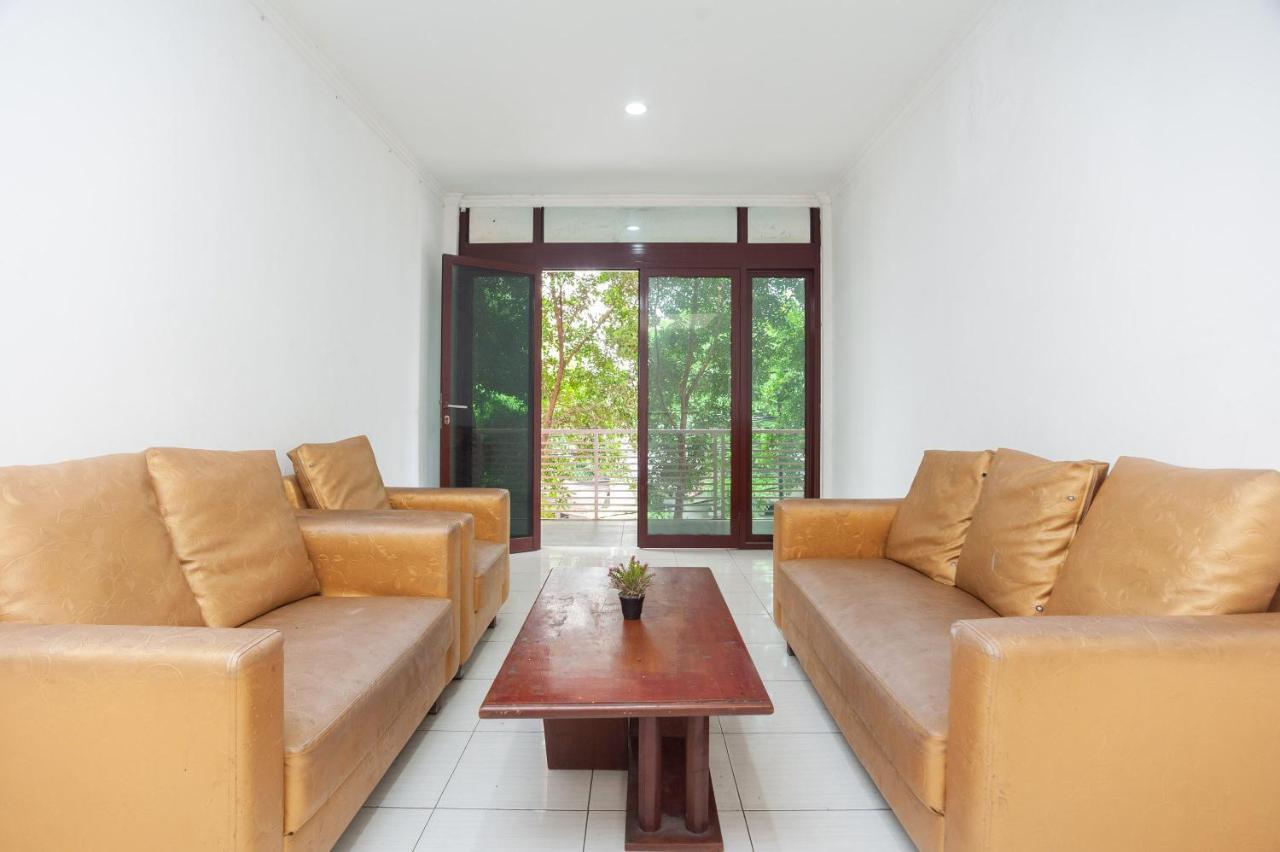 Reddoorz Syariah Near Grand Galaxy Park Ceger Exterior foto