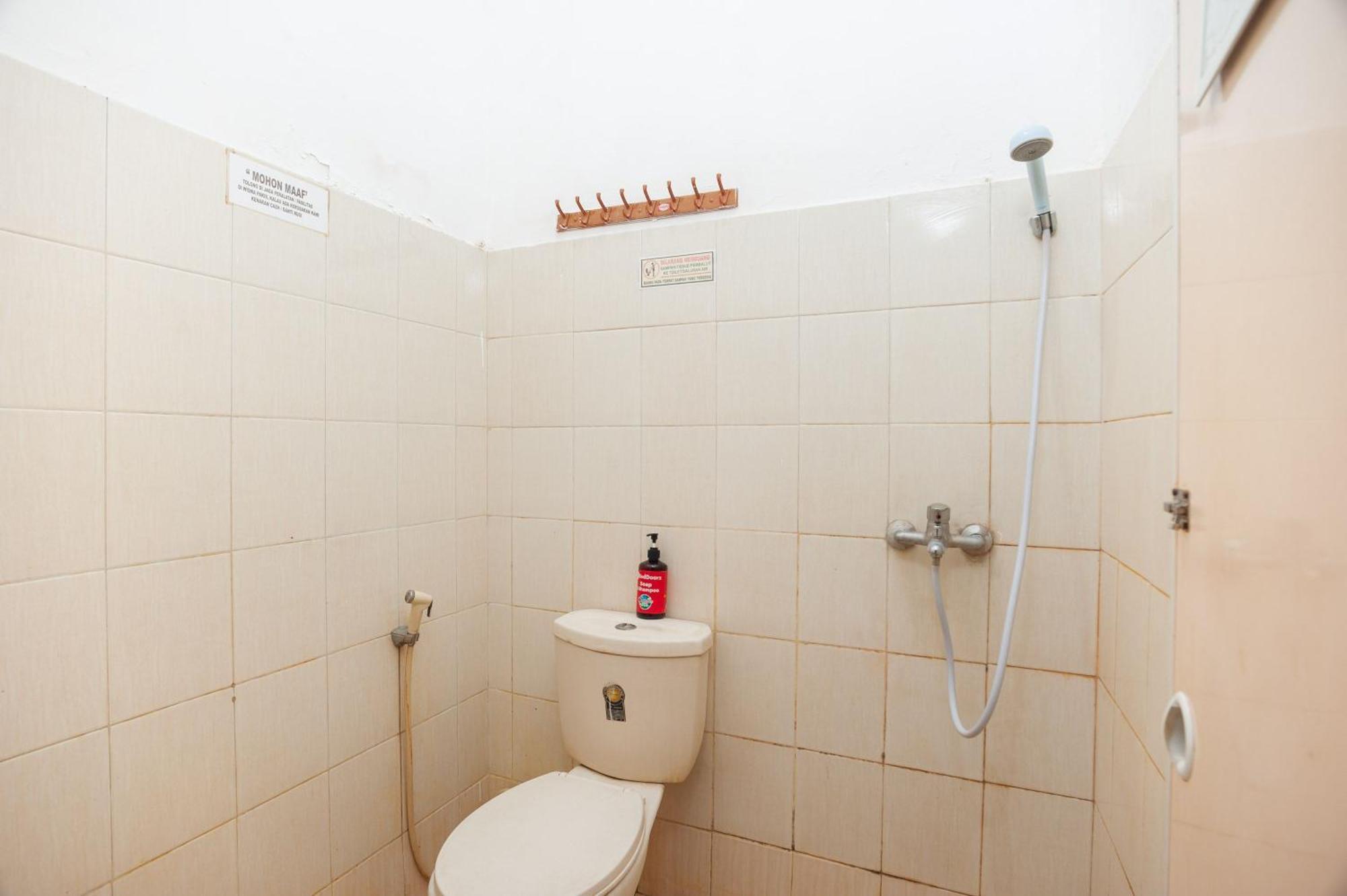 Reddoorz Syariah Near Grand Galaxy Park Ceger Quarto foto